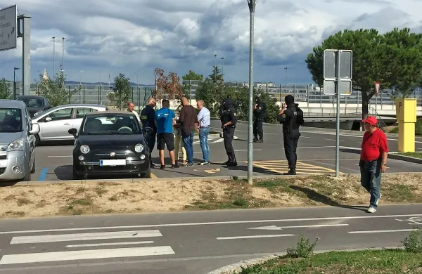 Očividci so presenečeni opazovali, kako so policisti aretirali 
moškega, ki se je na parkirišče v bližini nekdanjih Slavnikovih 
garaž pripeljal v črnem  fiatu.