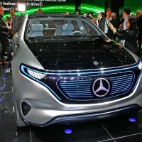 Pri mercedesu s konceptom eq napovedujejo konkretnejše poteze na področju električnih 
vozil.

