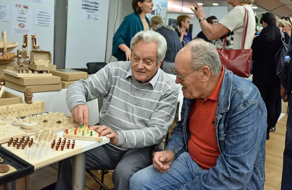

Možganske vaje resnično izboljšajo možganske sposobnosti 
igralca, ampak le za to igro, ni pa nobenega dokaza, da igra 
ali vaja izboljša delovanje možganov za nepovezane naloge.