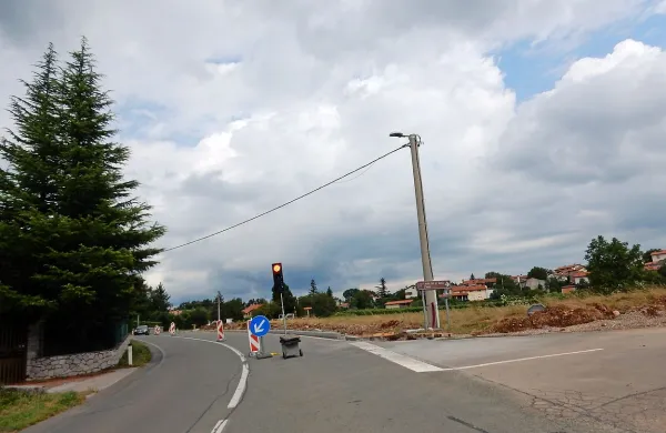  Ves avgust so Kraševci gledali gradnjo infrastrukture  v Križu, 
a cevi za kanalizacijo v tem sklopu niso položili.
