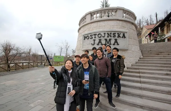 Občina Postojna ima v družbi Postojnska jama četrtinski 
lastniški delež, v Kovodu pa skoraj tričetrtinski, zato namerava v prihodnje še bolj dejavno nadzirati njuno poslovanje.