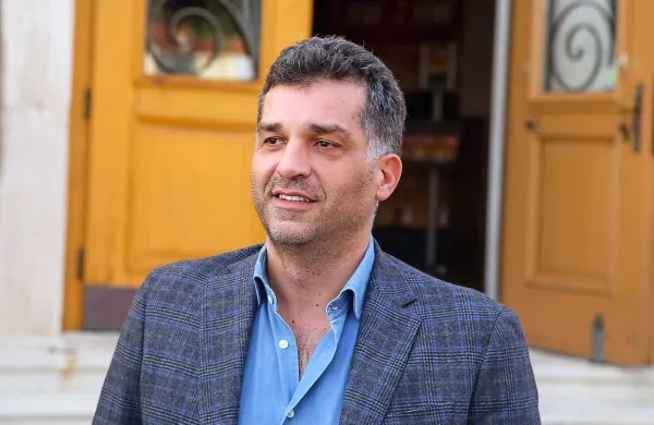 Danis Tanović: “Največji problem v današnji 
Bosni in Hercegovini je, da nam zgodovina, ki je 
stara sto in več let, neprestano diha za vrat. In še 
vedno razpravljamo, ali je Gavrilo Princip terorist 
ali heroj.” 