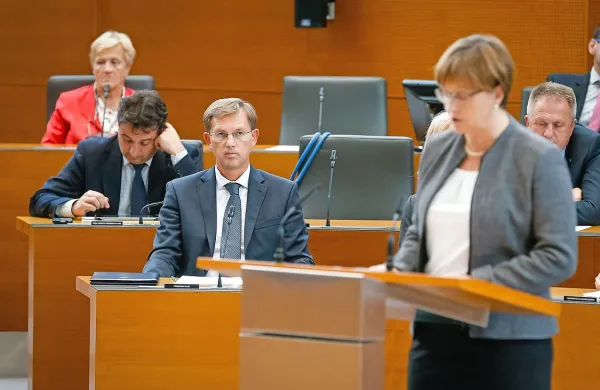  “Politika plač v javnem sektorju ostaja pomembno sidro za 
vzdržnost javnih financ,” je poudaril predsednik vlade Miro 
Cerar, ki je z ministrico za finance Matejo Vraničar Erman 
poslancem izrisal proračuna za prihodnji dve leti.