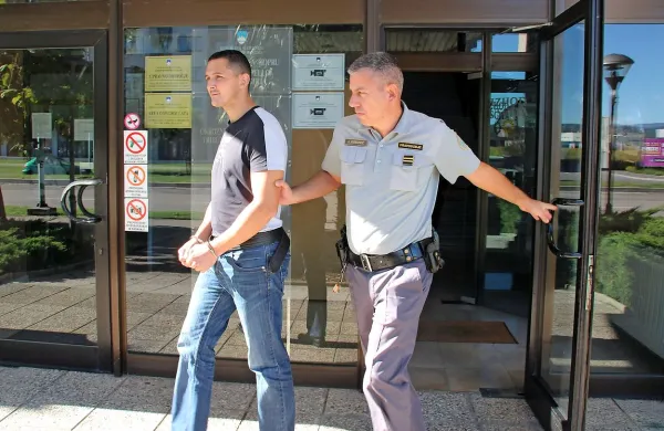 Postojnčana Dejana Čauševića je senat obsodil na pet let in 
tri mesece zapora.