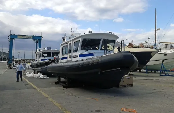    Nova policijska čolna-gumenjaka so v začetku tedna pripeljali v koprsko marino, včeraj pa so ju napolnili z zrakom.