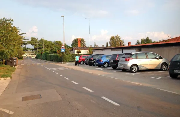 Nadstreške na Oljčni poti v Olmu so že odstranili.