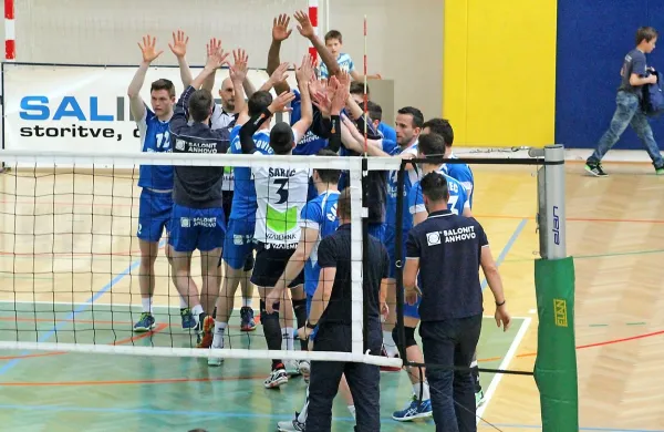 Tako so se igralci Salonita veselili uvrstitve v polfinale 
državnega prvenstva. Letos bo to težko ponoviti. 