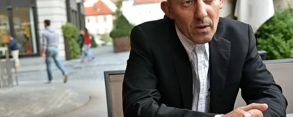 Miran Pustoslemšek  na forenzični enoti oddelka za psihiatrijo 
Univerzitetnega kliničnega centra Maribor vsak dan  sliši 
veliko žalostnih, nasilnih in neprijetnih zgodb.