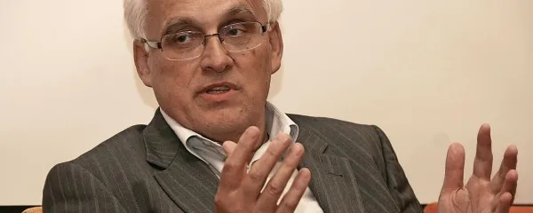 Zvonko Kovač: “Verjamem, da se razumevanje 
književnosti najlažje doseže v sodelovanju, 
medkulturnem dialogu, ki omogoča izmenjavo 
izkušenj, nekako podobno kakor v ljubezni.”
