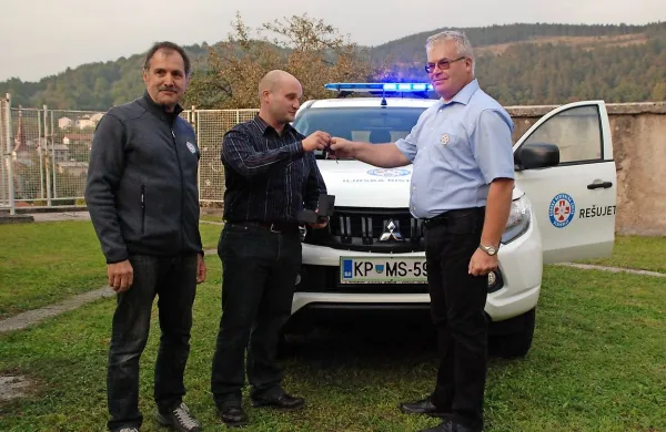 Ključ novega mitsubishija za potrebe reševanja je Vladimirju Deklevi (desno) predal bistriški 
podžupan  Peter Štavar (v sredini). Predaji se je pridružil tudi predsednik GRS društva 
Ljubljana Brane Žorž  (levo).