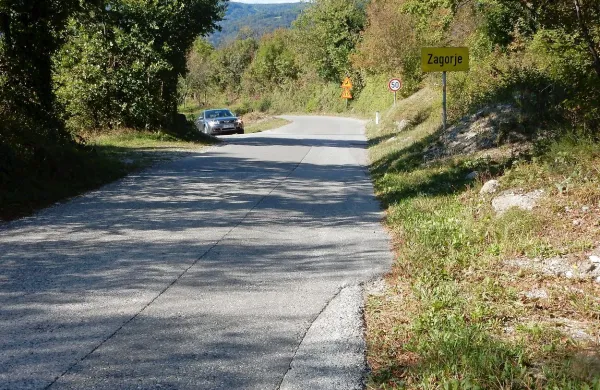 Cesta se poseda tudi na cesti med Ravnico in Zagorjem. 