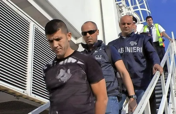 Vasil Rama (v ospredju) je iz Aten v spremstvu priletel na isto 
letališče, kjer naj bi s pajdaši ukradel rumenega audija.