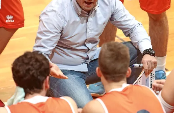 Aleksander Sekulić med minuto odmora na sobotni tekmi 
pokala Alpe Adria.