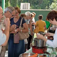  Marija Merljak in Mojca Koman (desno) sta iz paradižnika, 
korenja in jabolk skuhali paramelado. “Za tiste, ki imajo 
neustrezno razmerje med dobrim in slabim holesterolom,” je 
pojasnila Merljakova.   