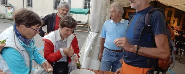 Daria Corteseja in Lada Tuta (prvi in drugi z desne)  povezujejo zelišča.