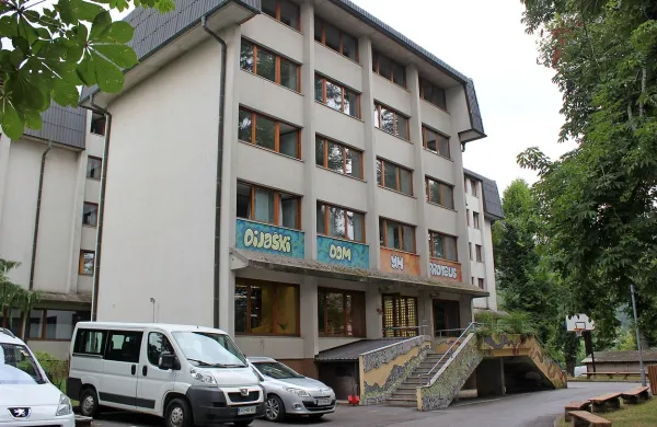 Tako v postojnskem (na fotografiji) kot v novogoriškem 
dijaškem domu so se že prvi mesec po sprejemu mladoletnih 
beguncev srečali z nasilnim vedenjem.