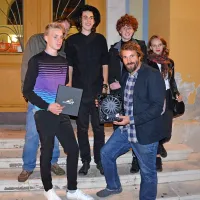 Ekipa Šterkovega novega celovečerca Pojdi z mano, ki 
pridno osvaja festivale, se je v Piranu zbrala okrog Miloša 
Srdiča (spredaj desno), dobitnika nagrade za najboljšo fotografijo.