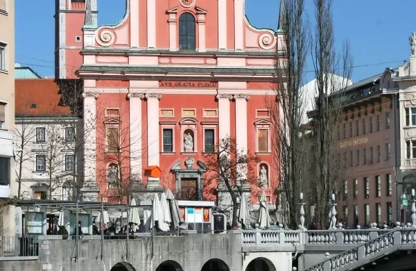 Zavod Živim s filmčkom Čudež življenja, ki ga predvaja na 
pročelju frančiškanskega samostana, po ocenah ministrstva 
za kulturo ne krši medijske zakonodaje.