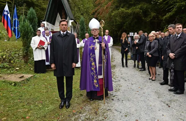 žalna slovesnost pred začetkom prenosa posmrtnih ostankov iz kostnice Hude Jame v Spominski park Dobrava pri 
Mariboru. Predsednik republike Borut Pahor in celjski škof 
Stanislav Lipovšek, ki je vodil obred.