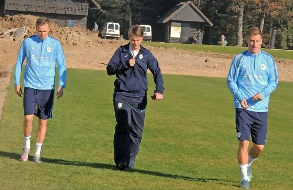 Josip Iličić (levo) in Valter Birsa v družbi tiskovnega predstavnika NZS Matjaža Krajnika, ki je imel v zadnjih dneh 
zaradi afere Kampl obilo dela.

