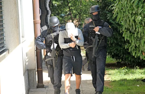 Več kot 60 kriminalistov in zamaskiranih policistov posebne 
in specialne enote je v torek v Kopru in Izoli, pa tudi v 
nekaterih drugih mestih, opravljalo preiskave in aretiralo več 
osumljenih.