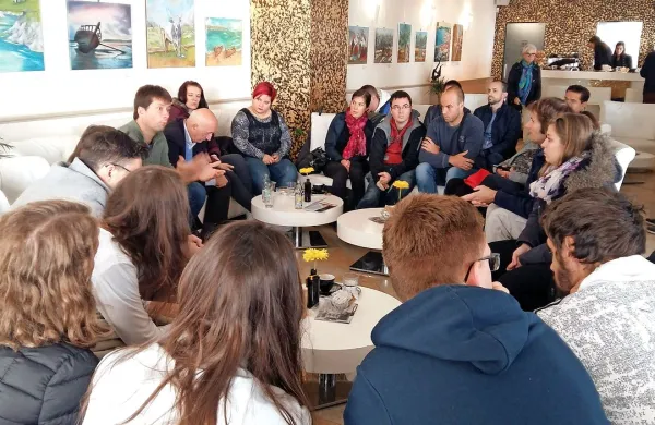 “Gverilsko” predavanje Boruta Klabjana in Jožeta Pirjevca v 
kavarni Loggia.