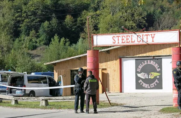 Gorenjski kriminalisti so prejšnji teden v sodelovanju s kolegi 
iz Ljubljane, Celja in Avstrije razbili kriminalno združbo, ki se 
je ukvarjala s prodajo drog in orožja.