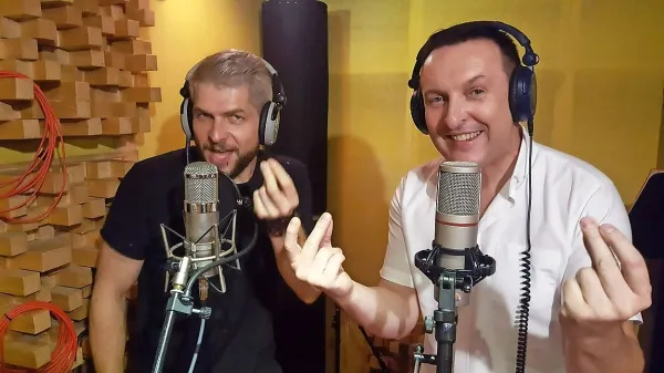 Klemen Bunderla (levo) je s sotekmovalcem iz šova Znan 
obraz ima svoj glas Frenkom Novo posnel duet Sladko 
vino.
