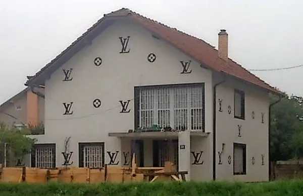 V mestu Bijeljina v Bosni in Hercegovini sta si oboževalca 
prestižne blagovne znamke Louis Vuitton na svoji hiši omislila 
fasado, ki jo krasi logo omenjene blagovne znamke.
