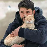 



Sicer Mohammad Alaa Aljaleel, poznan tudi kot  “mačji človek 
iz Alepa”