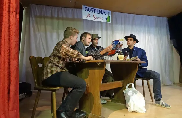 Takole so igralci gledališke skupine KD Grad predstavili novo 
glasilo Zemonski cajtng. 