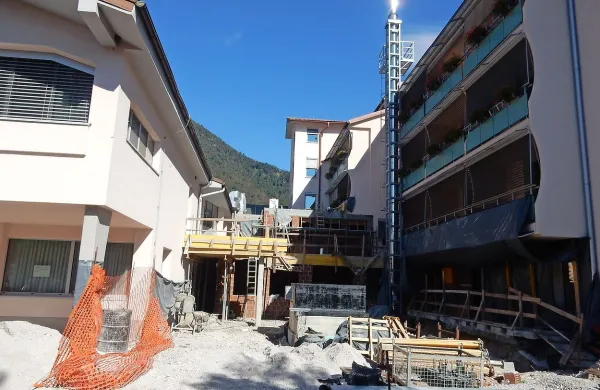  V prizidku, ki ga gradijo v Tolminu,  bo prostor za ambulanto, sejno sobo in družabni prostor, 
začasno pa tudi za varovance. 