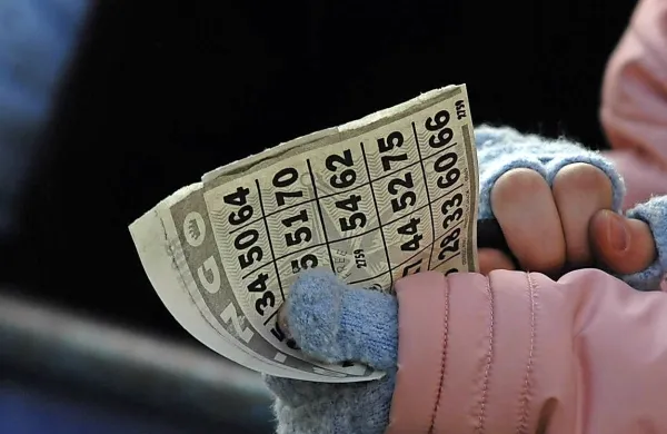Obtoženi  se izgovarjajo, da je nekdo ponarejen kartonček za 
bingo enemu od njih dal na parkirišču pred igralnico. 