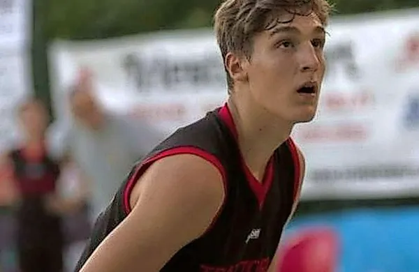 Srce še ne 17-letnega Tržačana Eugenia Rossettija, košarkarja ekipe BaskeTrieste, je v torek pozno popoldne dokončno prenehalo biti.