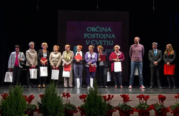 Nagrajenci letošnje akcije Postojna v cvetju na zaključni 
prireditvi.
