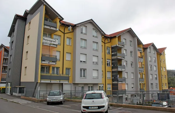 Spor o lastništvu stanovanj v soseski Park pod Javorniki  med 
Stanovanjskim skladom in Dolenjgradom v stečaju še ni 
razrešen, zadevo pa je zapletla še odredba sodišča o prodaji 
zaradi izvršbe DUTB. 
