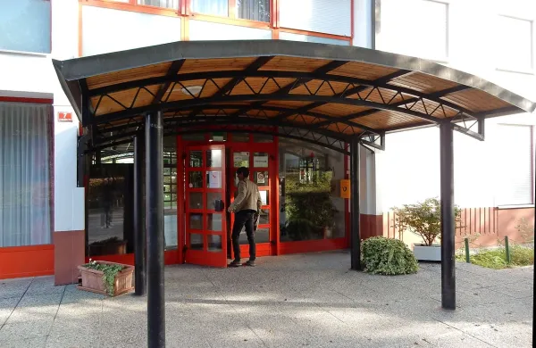 V novogoriškem dijaškem domu poudarjajo, da se pri njih 
niso zgodili poskus spolnega napada, nasilno vedenje in 
poškodovanje stvari. Z ministrstvom za šolstvo pa iščejo 
ustrezno rešitev za mladoletnega begunca, ki so ga v Novo 
Gorico  preselili iz Postojne. 