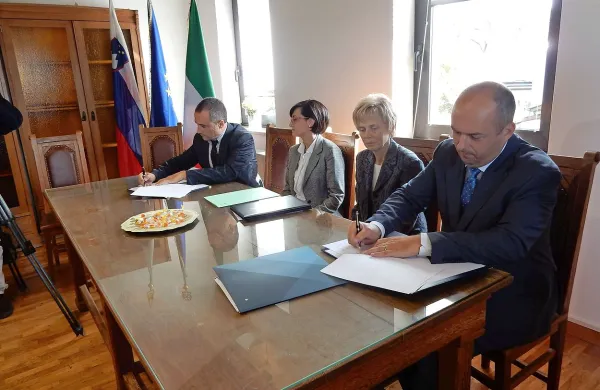 Sporazum sta včeraj podpisala direktorja okoljskih agencij 
Joško Knez (desno) in Luca Marchesi (levo). 
