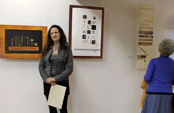 Loredana Zega  je  za  kaligrafsko sliko Idrija na knjižni polici prejela prvo od treh priznanj za 
kakovostno delo.   