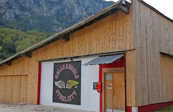 Kriminalisti so preiskali tudi prostore motorističnega kluba 
Hells Angels. Njihovi predstavniki so zanikali, da bi pri njih 
našli kaj prepovedane droge. 