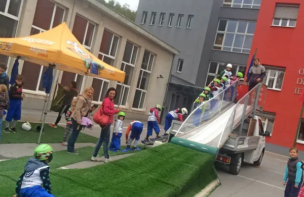 Otroci so se lahko preizkusili v mini poletih na mini skakalnici.