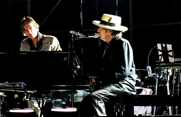 Nobelovo nagrado za literaturo letos prejeme ameriški glasbenik Bob Dylan za nov pesniški izraz znotraj ameriške 
pesniške tradicije, je v Stockholmu sporočila Švedska kraljeva akademija.