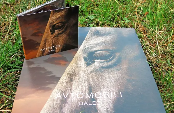  Avtomobili so  album Daleč izdali tako na CD-ju kakor na vinilni plošči. 