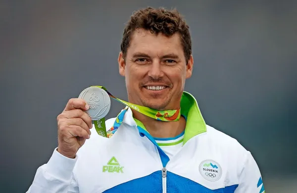 

Vasilij Žbogar, ki je na letošnjih olimpijskih igrah v Riu osvojil 
srebrno medaljo v razredu finn, je bil izbran za člana komisije 
športnikov pri Mednarodni jadralni zvezi.