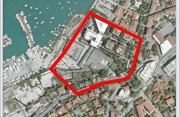 Mala oprema  je del širšega degradiranega območja IPA 3 
med  Dantejevo ulico, Srednjo šolo Izola in nekdanjo tovarno 
Riba.
