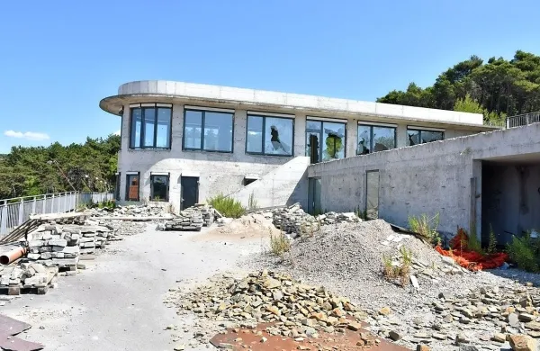 Naj se pokopali&scaron;ča lotijo pravosodni organi