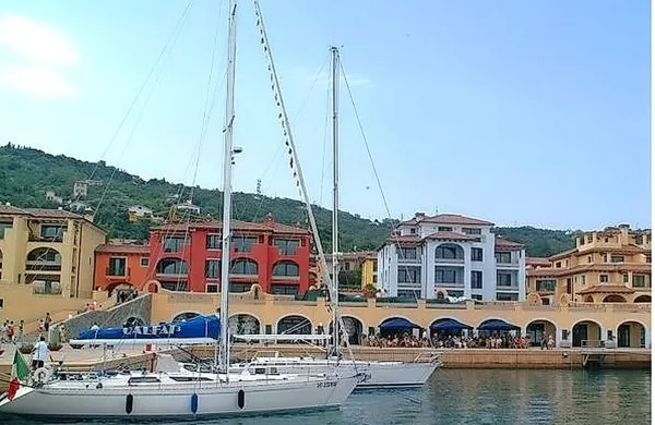 Družba Porto San Rocco, ki je upravljala in prodajala 
tamkajšnje apartmaje, je kot znano šla v stečaj, zdaj pa je v 
okviru likvidacijskega postopka s svojim premoženjem naprodaj za najmanj 9.491.439 evrov.