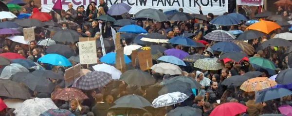 “Črni protest” na Poljskem je morda pomagal ustaviti ekstremno konzervativni zakon o splavu v tej državi. A 
vprašanje o pravici do svobodnega odločanja o rojstvu otrok 
se ponovno odpira. Tudi pri nas.  
