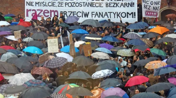 “Črni protest” na Poljskem je morda pomagal ustaviti ekstremno konzervativni zakon o splavu v tej državi. A 
vprašanje o pravici do svobodnega odločanja o rojstvu otrok 
se ponovno odpira. Tudi pri nas.  