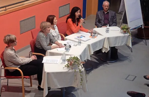 Novo in sodobno vizijo delovanja DSO Ilirska Bistrica so 
predstavili (z leve) Vesna Bizjak, Miranda Vrh, Nadja Vidmar, 
Milena Končina in Franci Imperl. 